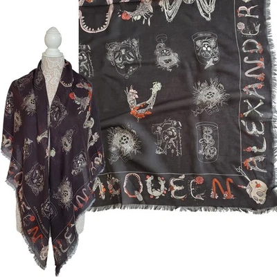 ALEXANDER MCQUEEN BUFANDA CALAVERA GABINETES ESTAMPADO NEGRO MODAL SEDA CUADRADO 54" $475 Foto 1 de 4