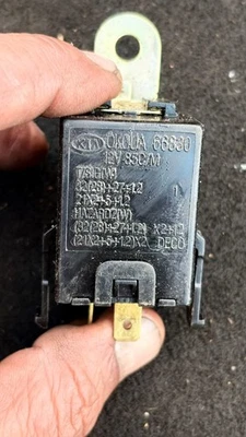 KIA SORENTO 2.5 CRDI  YEAR FLASHER UNIT OK0UA66830 GENUINE - Image 1 of 4