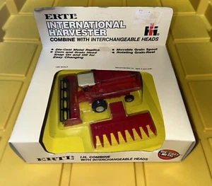 Mietitrebbia internazionale Ertl scala 1/80 IH con teste internazionali - Foto 1 di 6