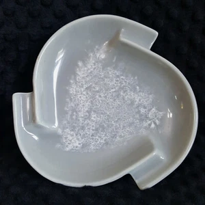 Cenicero moderno Royal Haeger Art Pottery Mid Century gris blanco esmalte por goteo R860 - Imagen 1 de 4