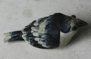 Estatuilla pequeña miniatura pájaro pequeño pájaro lindo goma plástico duro sin marca --- - Imagen 1 de 1