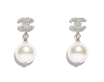 NUEVO CON ETIQUETAS 16V Auténticos Pendientes Colgantes CHANEL Clásicos Plata CC Cristal Perla Foto 1 de 4