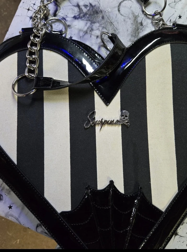 Bolso de mano Sourpuss XL a rayas en forma de corazón Foto 1 de 4