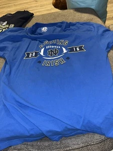 Camisa 2016 Notre Dame Fighting Irish para hombre corte XXL NCAA "Levántate por encima de nosotros mismos" - Imagen 1 de 4