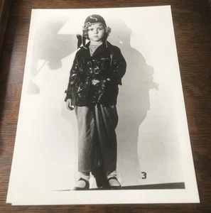 Young SHIRLEY TEMPLE - Fotografía publicitaria brillante en blanco y negro - 8" x 10" - Imagen 1 de 3
