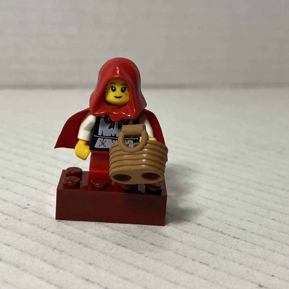 Минифигурка LEGO Grandma Visitor CMF серия 7 8831 Little Red Riding Hood - Изображение 1 из 1