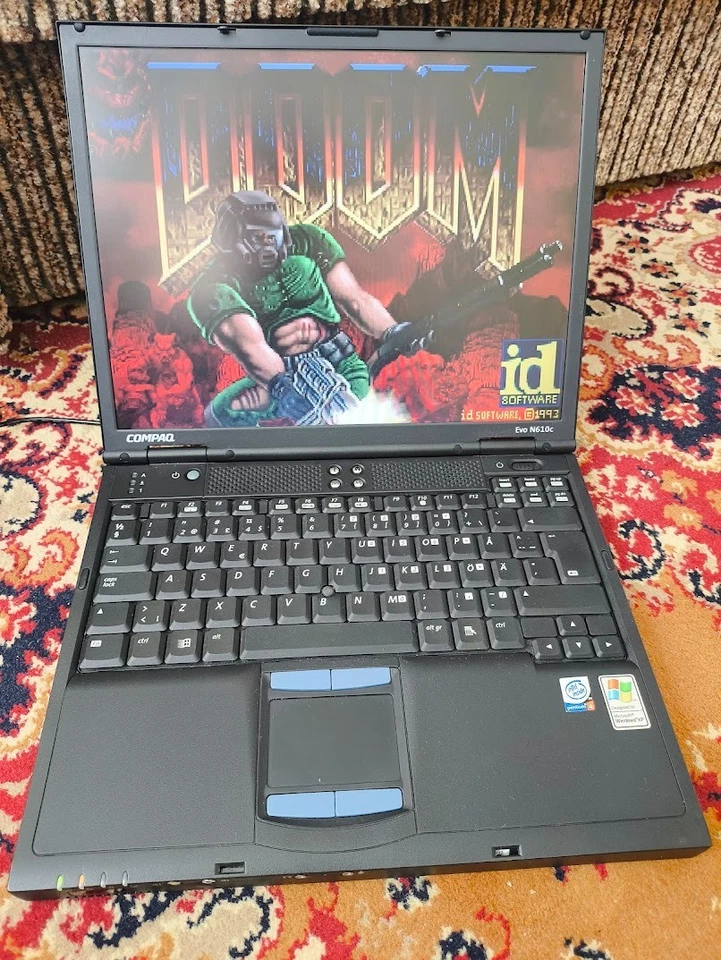 Compaq Evo N610c good condition retro gaming laptop - Image 1 of 4