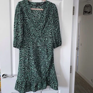 Abito Vero Moda verde al ginocchio stile avvolgente, dettaglio increspato davanti, pullover - UK XL - Foto 1 di 11