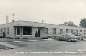 Belmond Community Hospital en Belmond, Iowa IA RPPC con autos sin publicar - Imagen 1 de 2