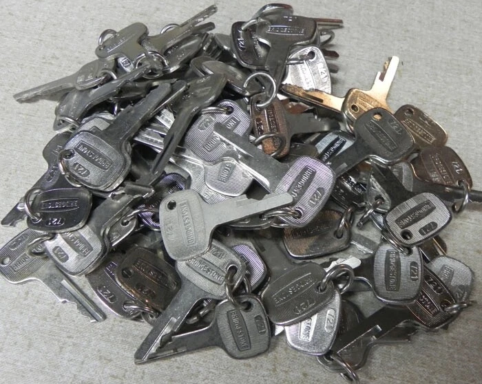 LLAVE PRECORTADA DE FÁBRICA PARA MOTOCICLETAS Bridgestone 50-60-90-100-175-200-350. NUEVO Original Foto 1 de 1