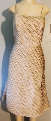 Vestido formal midi texturizado sin mangas línea A Watters & Watters beige dorado coral  Foto 1 de 4