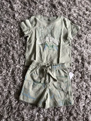 Conjunto Camiseta y Corto Bebé GAP Niño 18-24M Dinosaurio Foto 1 de 2