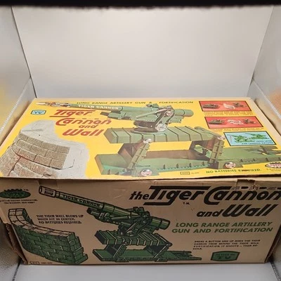 TOPPER TOYS TIGER CANNON AND WALL TOY SET BOXED 1966 - Image 1 of 4