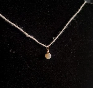 Colgante solitario de perlas cultivadas de 5,6 mm de Akoya de oro amarillo pequeño de 14 quilates y agua salada  - Imagen 1 de 7