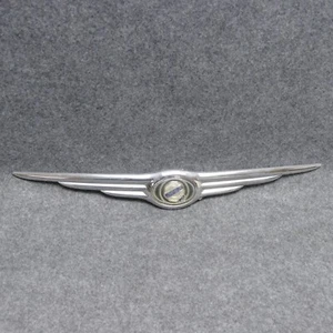 Chrysler Sebring 2007-10 sedán maletero emblema alas acabado cromado en plástico 74458 - Imagen 1 de 10