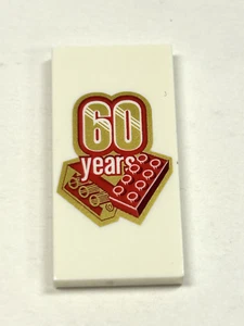 Lego 60 Jahre Jubiläum 2x4 verzierte Fliese - Bild 1 von 1