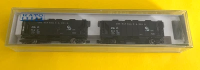 KATO N SCALE 186-0105 COVERED HOPPERS, 2 CAR SET, CHESAPEAKE & OHIO #'s 823, 946 - Image 1 of 4