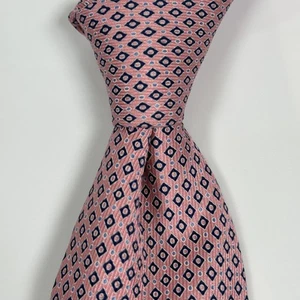 IZOD Tie Mens Pink Navy Blue Geometric Diamond Pattern Silk Classic Neckwear - Picture 1 of 7