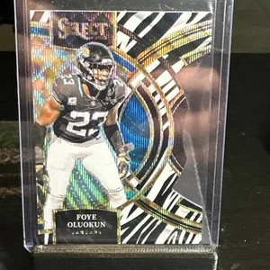 2023 Select Football FOYE OLUOKUN Premier ZEBRA PRIZM Die Cut JAGUARS #139 SP - Foto 1 di 2