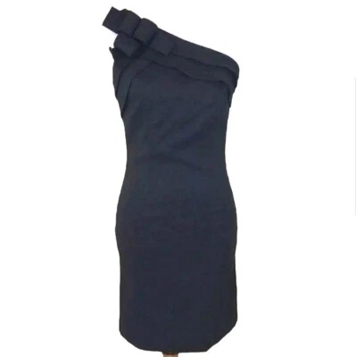 Vestido negro pequeño de satén negro de satén de un hombro con acento de moño de David de colección 6 Foto 1 de 4