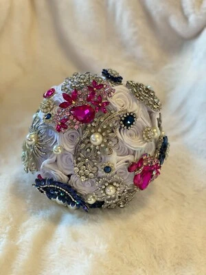 Broche ramo de diamantes de imitación y seda | Boda | Dama de honor | Niña florista | Novia Foto 1 de 4