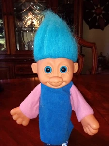 Ropa vintage azul y rosa marioneta de mano troll - cabello y ojos azules - Imagen 1 de 3