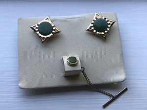  VINTAGE MANSCHETTENKNÖPFE & KRAWATTENNADEL SET GRÜNER STEIN GOLDFARBEN NEU  - Bild 1 von 7
