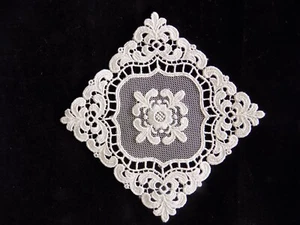 INSERTO PIZZO MACRAME' E RICAMO SU TULLE APPLICAZIONE ECRU' QUADRATO FIORE - Picture 1 of 1