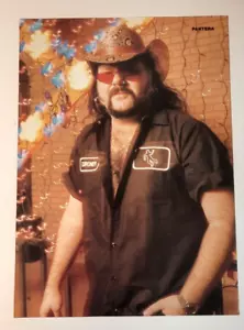 PANTERA ~ Difícil de encontrar foto en solitario de Vinnie Paul principios de la década de 2000 ~ Página de revista PINUP - Imagen 1 de 1