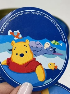 Carte da gioco Disney Winnie the Pooh rotonde con custodia in latta gioco di carte pesce - Foto 1 di 6