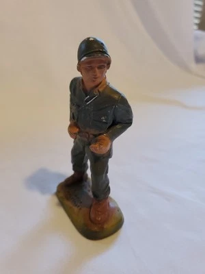1950 J H Miller Chalkware Soldado de la Guerra de Corea Carga Fusil Faltado Foto 1 de 4