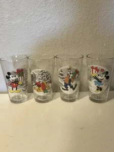 Set di 4 bicchieri natalizi Disney retrò - Topolino, Plutone, Pippo e Minnie - Foto 1 di 13