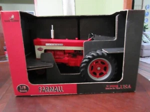 SCALE MODELS 1/8 SCALE FARMALL 560 TRACTOR - NIB - NEVR DISPLAYED - Picture 1 of 9