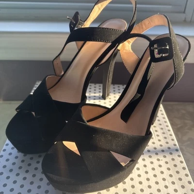 CINTA DE TORNOZELO PRETA SALTO ALTO VELUDO/CAMURÇA Deliciosa marca tamanho 7 -nova com caixa   - Imagem 1 de 4