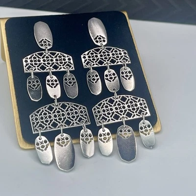 "Pendientes colgantes de filigrana Kendra Scott Emmet tono plata llamativos 3,25""" Foto 1 de 4