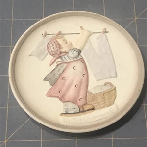 Goebel M.J. Hummel Miniatur Sammlerteller 1989 "Wash Day" mit 0 Box HUM 746 - Bild 1 von 4