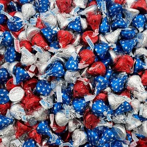 Patriotic Chocolate Candy Mix - American Flag Colors HERSHEY'S KISSES - 2 Pounds - Bild 1 von 5