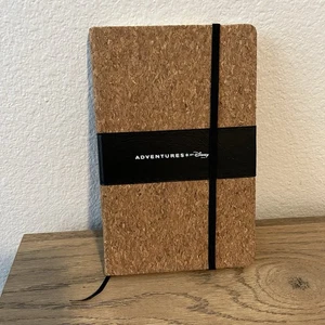 Libro cuaderno Adventures by Disney ABD forrado con corcho negro tostado Disney NUEVO RARO - Imagen 1 de 5