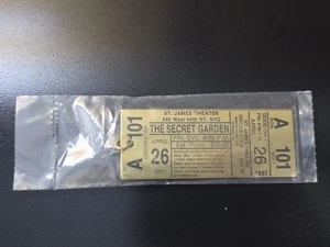 The Secret Garden St James Theatre 26 de abril 1991 recuerdo llavero de latón - Imagen 1 de 4