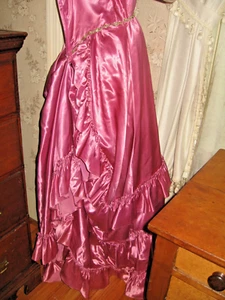 LOVELY VINTAGE 1980 LIQUID MAUVE SATIN BALL GOWN -RUFFLED BUSTLE-TRAIN - Picture 1 of 20
