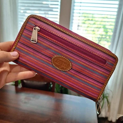 Cartera sin asas Fossil Key por cremallera colorida lona recubierta a rayas Foto 1 de 4