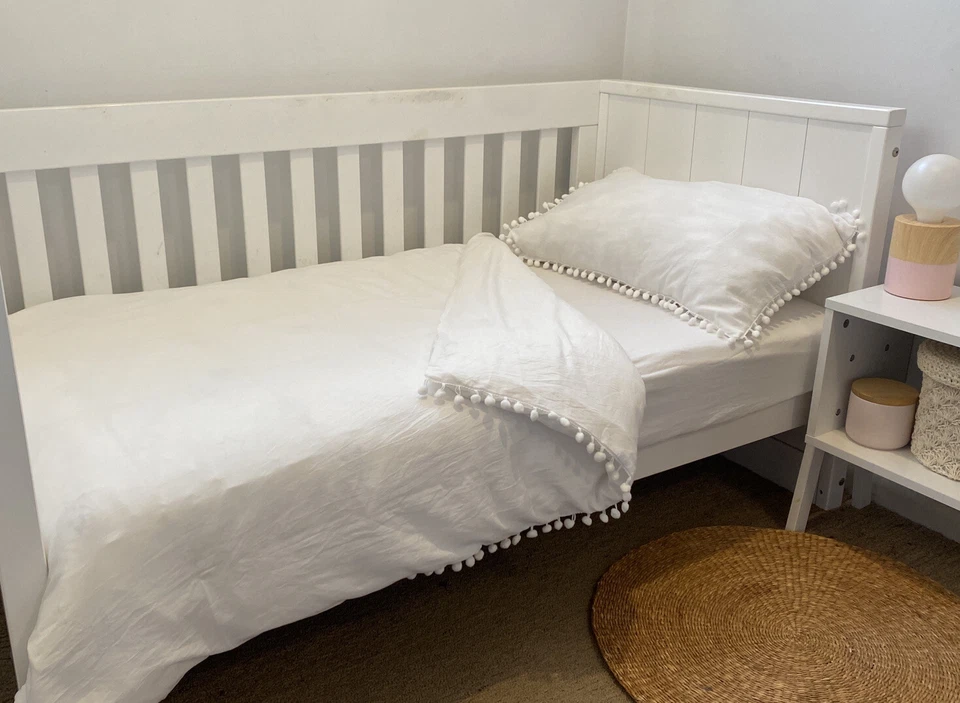 Conjunto de capa de edredom para cama infantil branco aparência lavada Pom Pom Design conjunto APENAS 3 RESTANTES - Imagem 1 de 4