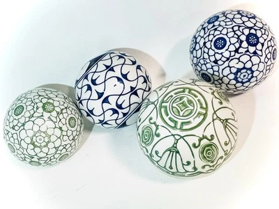 "Juego de 4 bolas decorativas Chinoiserie de cerámica pintadas a mano, cobalto y verde 3 3/4""" Foto 1 de 4