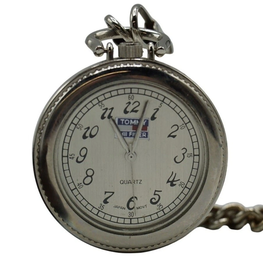 Reloj Bolsillo Tommy Hilfiger Cuarzo Tono Plateado Con Estuche Foto 1 de 4