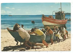 SEYCHELLES - BEACHING A FISHING PIROGUE Photo Eden Postcard - Picture 1 of 1