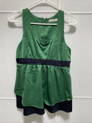 Top con cremallera verde de una ropa talla pequeña Foto 1 de 4