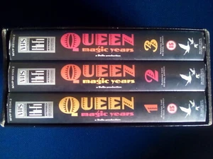 QUEEN - MAGIC YEARS - KOMPLETTES BOX-SET - 3 VHS VIDEOS - Bild 1 von 1