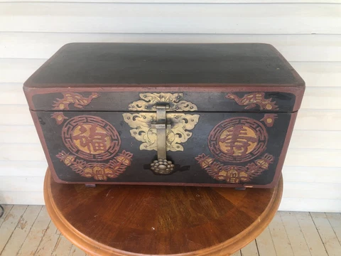 ELABORATE, HAND PAINTED ANTIQUE LACQUER CHINESE WOOD TRUNK CHEST Cover