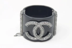Chanel A11A Strass & Resin Black Hinged Bangle Ladies Bracelet (LP9019431) - Imagen 1 de 9