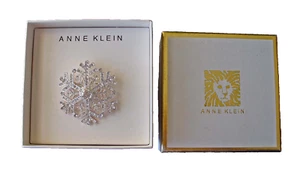 Anne Klein PIN Vintage SCHNEEFLOCKE Strass silberfarben Brosche NEU in BOX - Bild 1 von 7